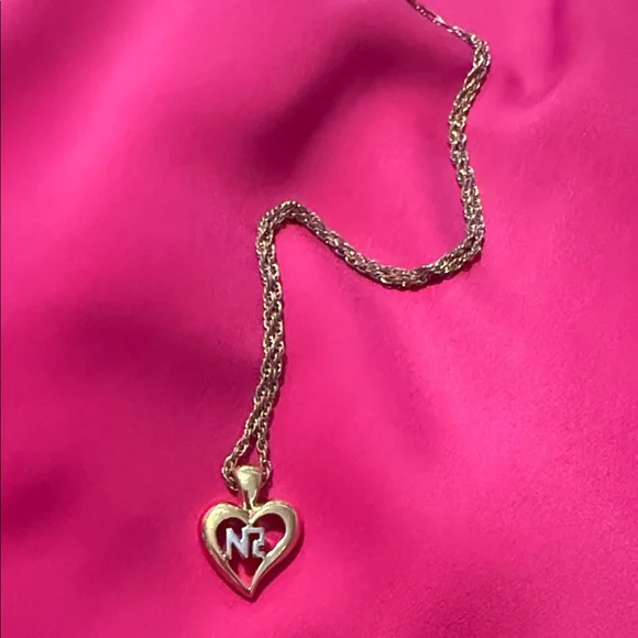 Nina Ricci Gold Heart Pendant Necklace - Picture 4 of 9